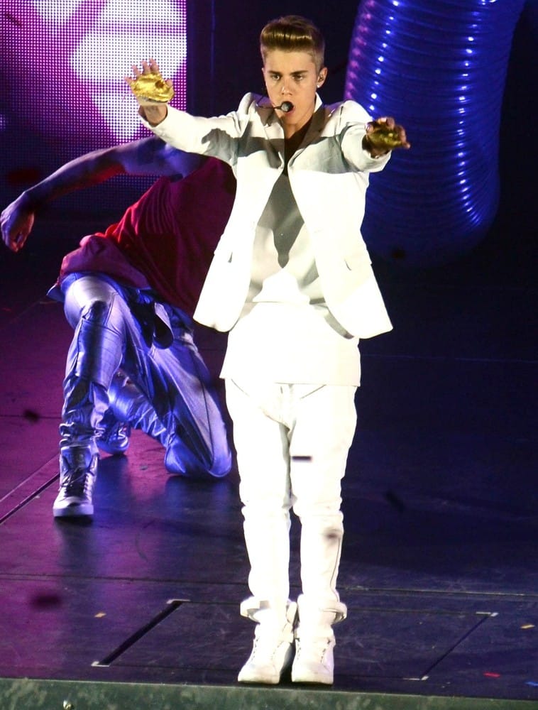 justin-bieber-performs-at-the-o2-03