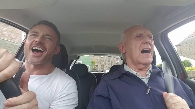Ez a nagyapa Alzheimer-kórban szenved, de ha meghallod, milyen vidáman énekel, az élet összes gondját elfelejted!