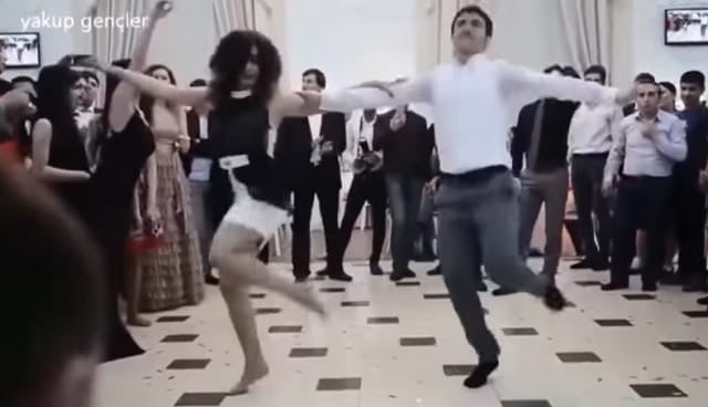Nem tudom milyen táncot járnak ezen az esküvőn, de szavak nélkül hagytak!