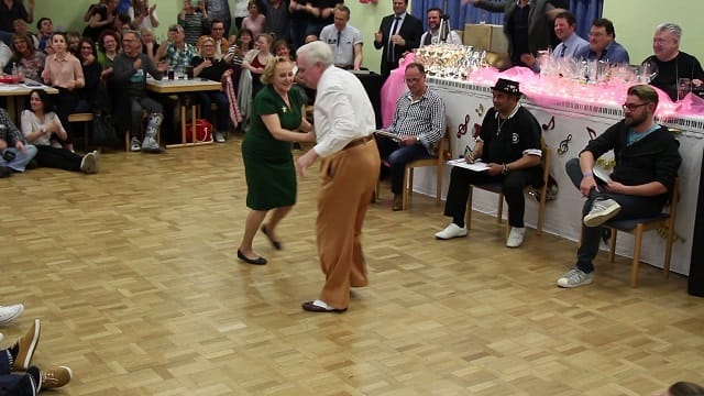Ez a cuki idős pár az egész világnak megmutatja, hogy hogyan kell járni a táncot!