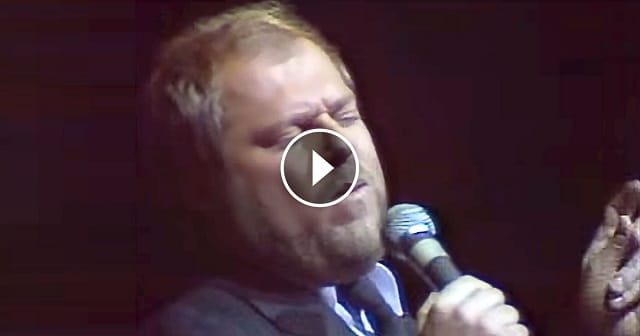 Ez a dal ma is egy feledhetetlen sláger, és aki előadja, az a blues zene igazi legendája!