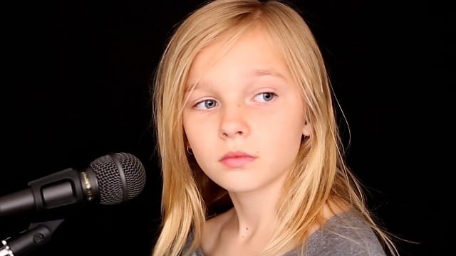 Csodálatos átdolgozásokat készít minden idők legjobb dalairól ez a lány! Hallgasd meg a legutóbbi költeményét!