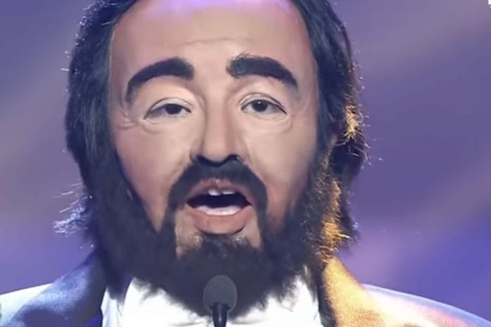 Így még soha senki sem utánozta Luciano Pavarottit! Ez a kislány világszenzáció!