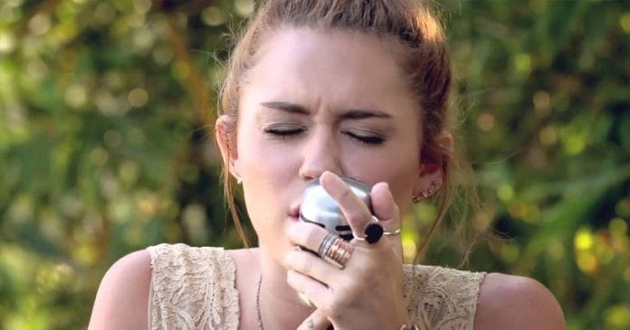 Egy világhírű énekesnő, egy feledhetetlen dal. Te még ráismersz a tini Miley Cyrusra?
