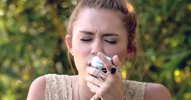 Egy világhírű énekesnő, egy feledhetetlen dal. Te még ráismersz a tini Miley Cyrusra?