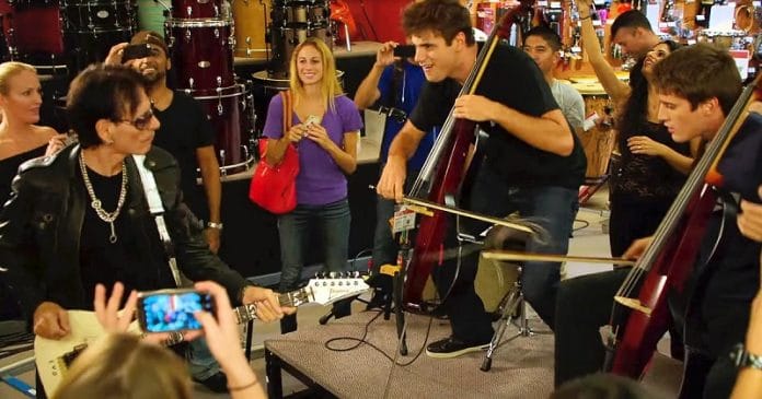 Ez a halhatatlan sláger ismerősen csendül fel a zenészek szakértő ujjai alatt! Micsoda előadás!