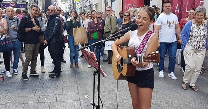 Dublin főterén kezdett el zenélni. Íme a videó, ami ezt a kislányt igazi ír csillaggá tette!