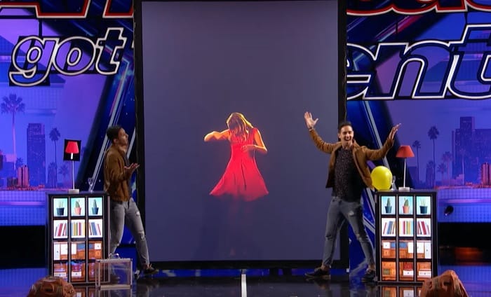 A francia ikrek percek alatt leveszik a lábáról a közönséget, produkciójuk igazán varázslatos