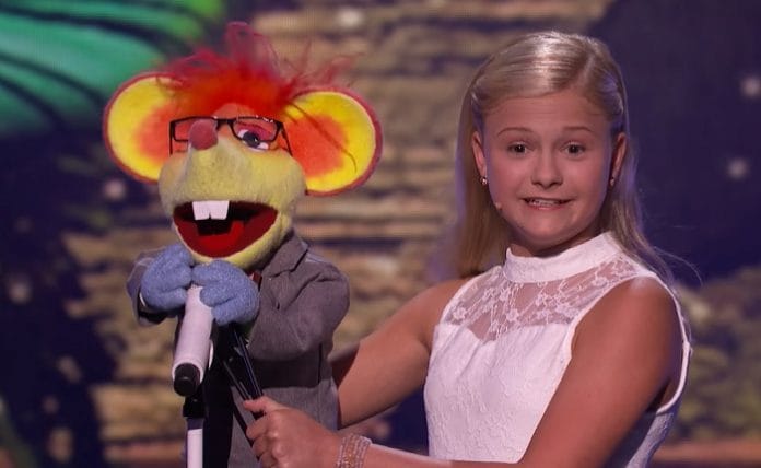 darci Kirobbanó hanggal énekel, miközben az ajkai meg se mozdulnak. Ennek a lánynak a tehetségén ámul most a félvilág!