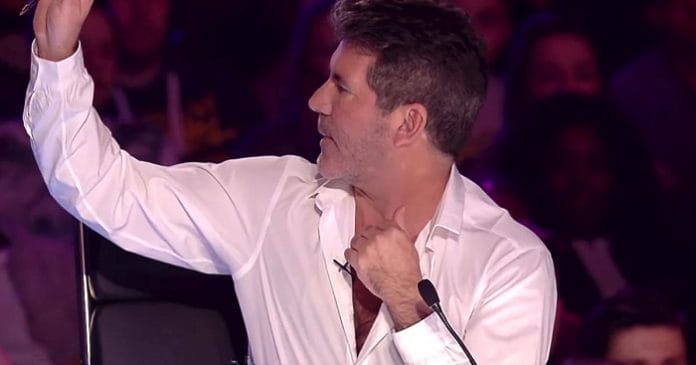 Simon Cowell félbeszakítja a produkciót. Ami ezután történik, az téged is szavak nélkül hagy