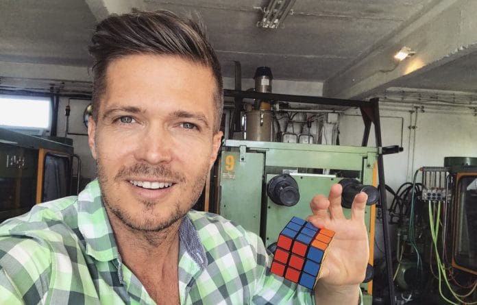 Így készül a világ egyik legnépszerűbb játéka, a Rubik kocka