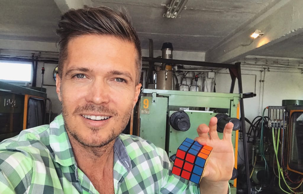 Így készül a világ egyik legnépszerűbb játéka, a Rubik kocka