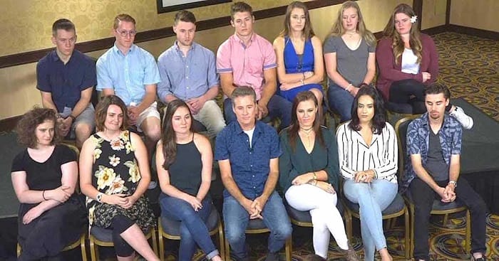 19 testvér várja, hogy betoppanjon az édesapa, akitől mindannyian fogantak