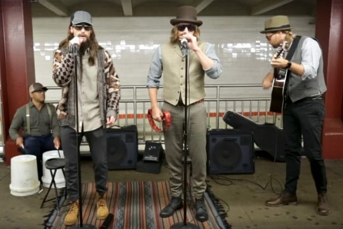 Álruhában tréfálta meg a metró utasait a Maroon 5!