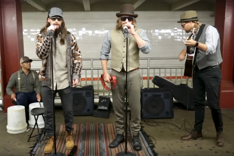 Álruhában tréfálta meg a metró utasait a Maroon 5!