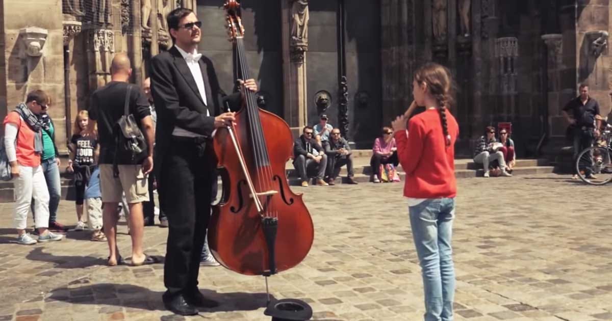 Furulyával játszik az utcai zenésznek a kislány, válaszként igazi ajándékban lesz része