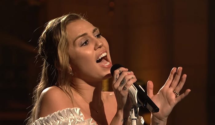 Dupla dalpremier, élőben: két érzelmes balladát is megmutat új albumáról Miley Cyrus!