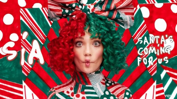 Megérkezett SIA első karácsonyi dala. Íme a Santa’s Coming For Us!