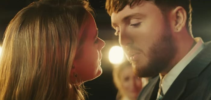 James Arthur meztelenre vetkőzteti magát új klipjében