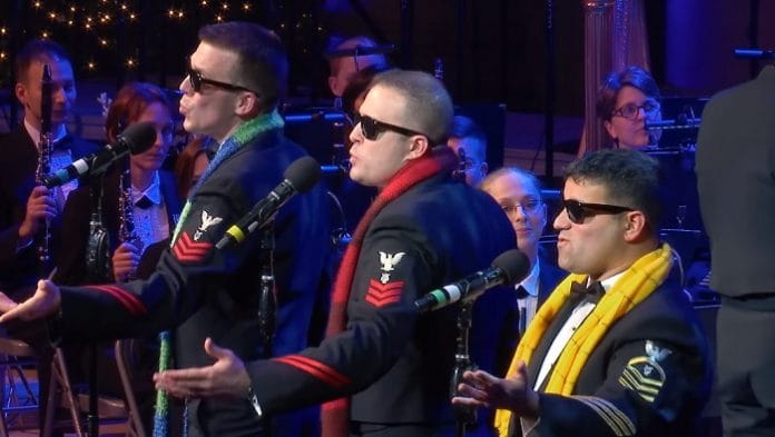 Klasszikus karácsonyi dalt énekelnek a tengerészek, figyeld csak a sárga sálas pasit!