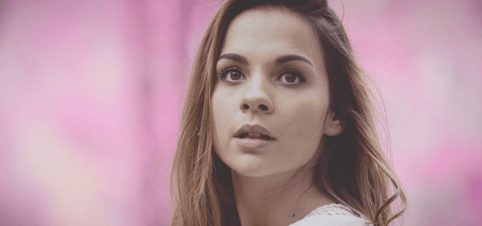 Zombi üldözi plátói szerelmét a Follow The Flow új klipjében