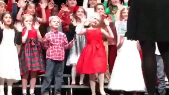 A gyerekek elfoglalják a helyüket a színpadon. Amikor megszólal a zene, a piros ruhás lány valamennyiüket lepipálja!