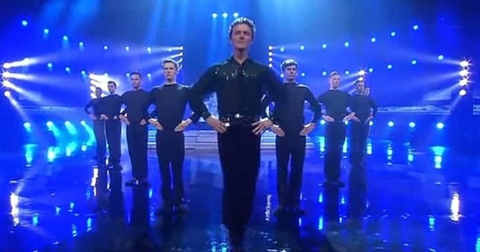 Azt hiszed, ez a 9 férfi a főszereplő? Akkor figyeld, mi történik, amikor betoppannak a lányok!