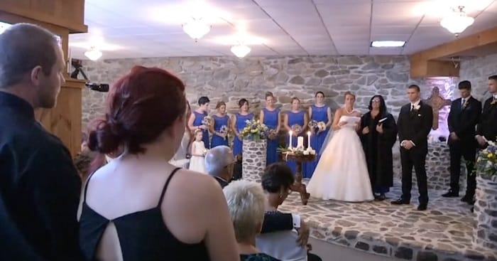 A menyasszony meglátja a férje ex-nejét az esküvőn. Ekkor lábra szólítja őt...