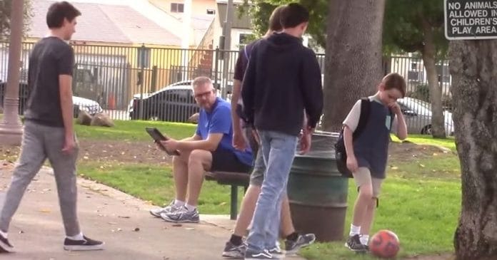 Három tinédzser zaklat egy kisfiút a parkban. Szerinted hogy reagálnak erre a járókelők?