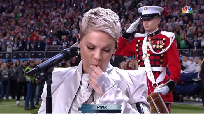 Sokan megbotránkoztak azon, amit Pink a Super Bowl-on tett