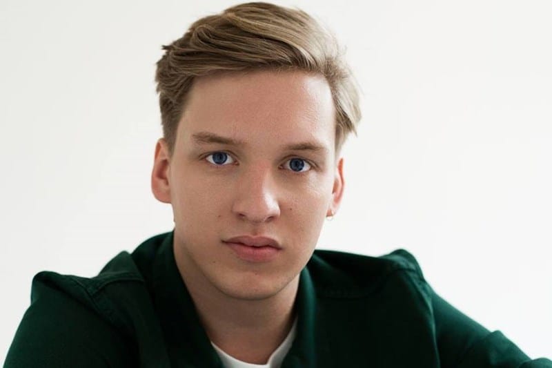 Újabb hangulatos dalt és egy ideális világ képét hozza George Ezra. Ez a Pretty Shining People