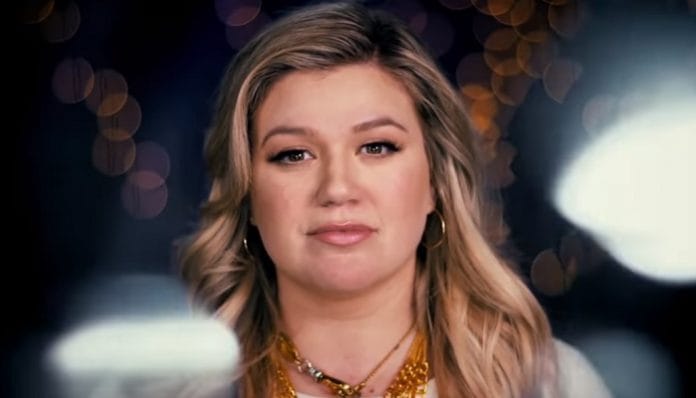 Bármennyire is furcsa, ezért a Kelly Clarkson dalért örül meg a világ most!