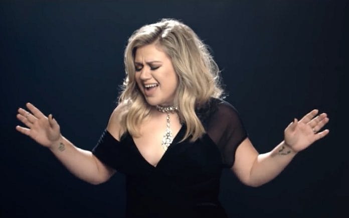 Elegancia, egyszerűség és egy fantasztikus énekhang - íme Kelly Clarkson legújabb videóklipje!