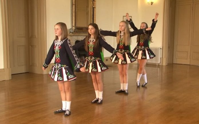 Egymás háta mögé állnak a lányok. Amikor felcsendül a zene, le ne vedd a szemed a lábukról!