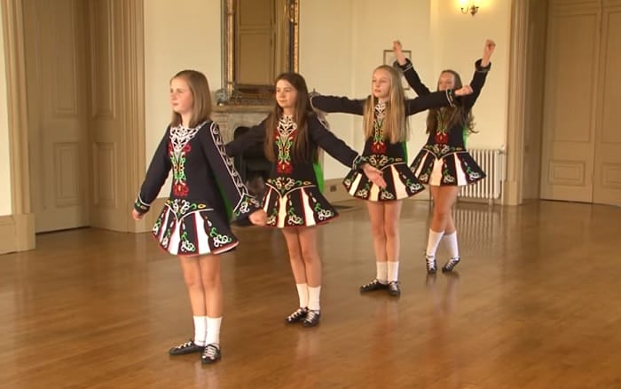 Egymás háta mögé állnak a lányok. Amikor felcsendül a zene, le ne vedd a szemed a lábukról!