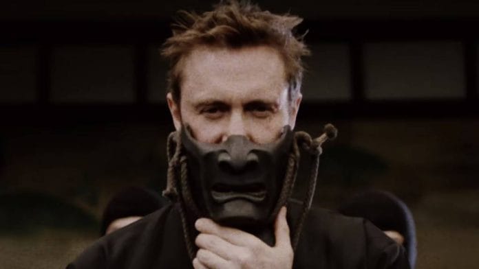 David Guetta oldalán tér vissza Sia. Íme a Flames című videójuk!