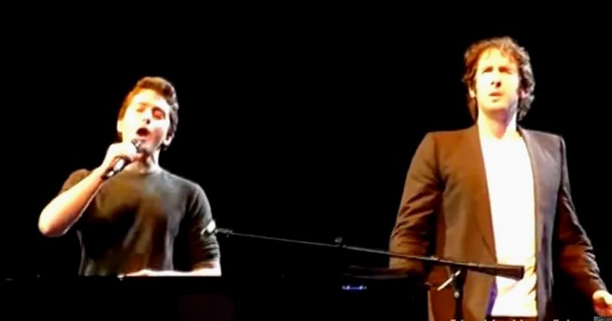 Josh Groban átadja a mikrofont egy fiúnak a közönségből, de neki is elkerekedik a szeme, amikor a srác énekelni kezd!