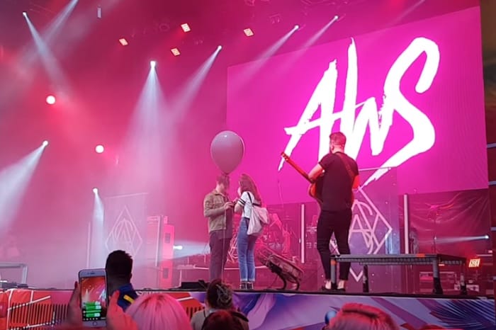 Az AWS zenekar énekese így kérte meg barátnője kezét