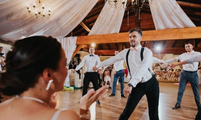 A vőlegény és barátai olyan esküvői táncot adtak, hogy arra még a menyasszony is azt mondta: WOÁW