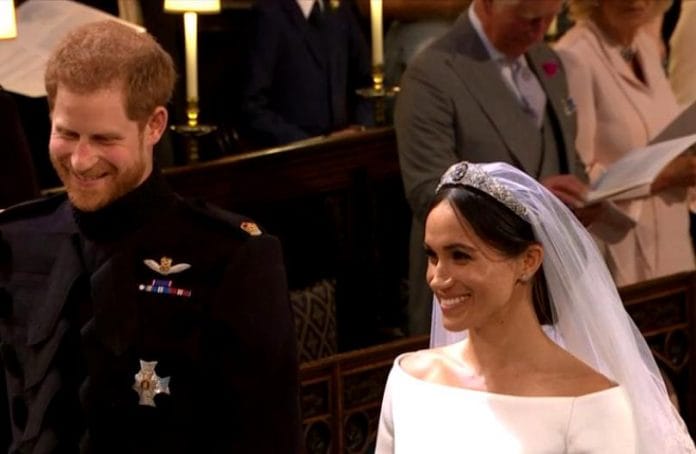 Ezt mondta Harry herceg Meghan Markle-nek, amikor meglátta menyasszonyi ruhában