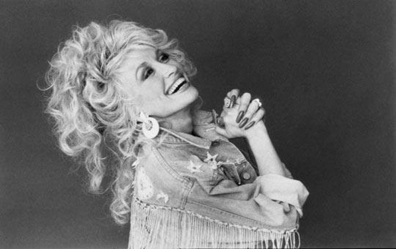 Sorozat készül Dolly Parton életéről! Ennek a dalnak a története is vászonra kerül