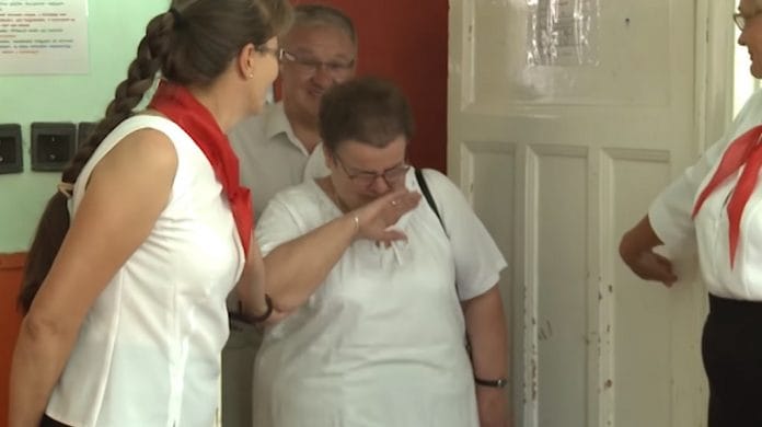 Könnyek nélkül nem lehet kibírni a nyugdíjba vonuló tanárnő búcsúztatását