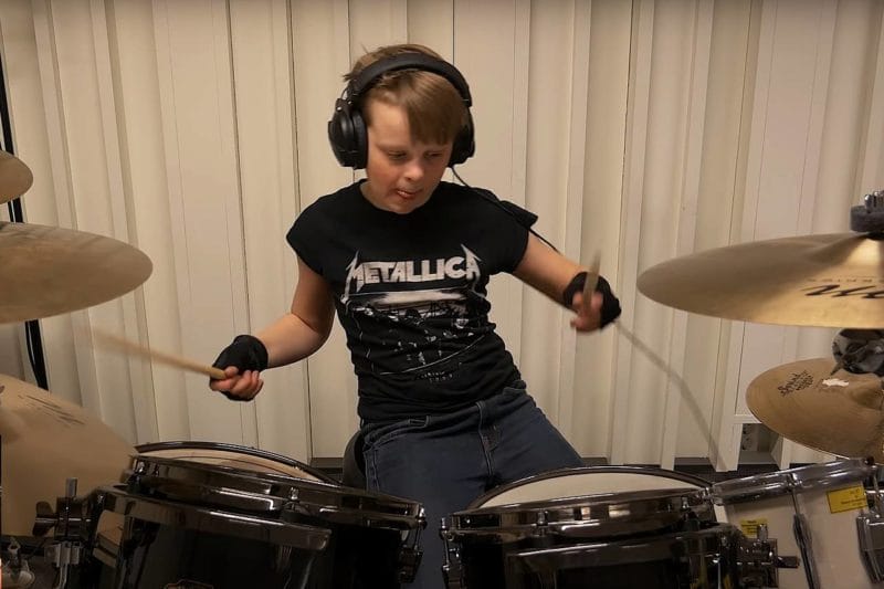 A nap videója: ez 10 éves a kölyök a Metallica teljes diszkográfiáját eljátssza - dobokon!