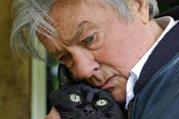 Az orvosok már semmit sem tehetnek Alain Delon-ért. Súlyos beteg a híres színész