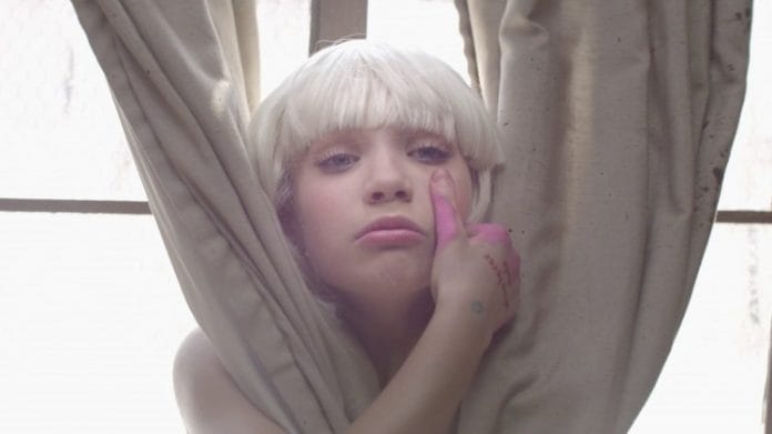 Így néz ki ma a Sia videóklipjeiben táncoló kislány