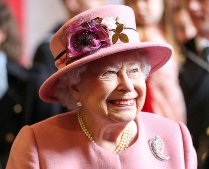 Káosz a Buckingham Palotában: újabb kulcsfontosságú alkalmazott mondott fel, és valójában ebben szenved Őfelsége, a Királynő!