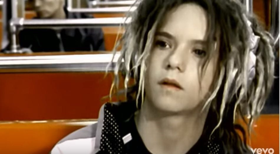 Emlékeztek még a Freestyler klipben szereplő fiúra? Így néz ki ma a 90-es évek legmenőbb klipjének főszereplője