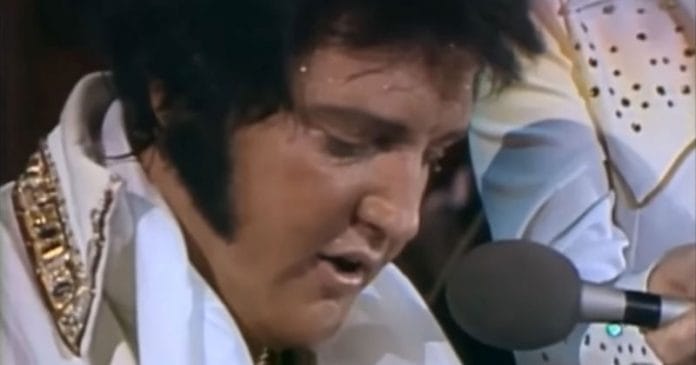 Elvis halála előtt 6 héttel is olyan szenvedéllyel adta elő dalait, mint karrierje kezdetén!