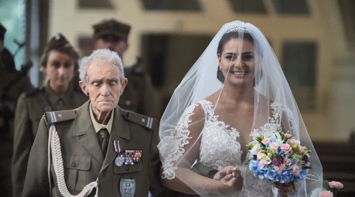 A háborús hős nagypapa vezette oltárhoz unokáját: 