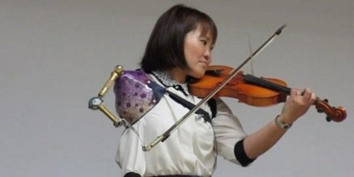 Ez a japán nő műkarjával húzza a hegedűt. A látvány és a hangzás is szédületes!